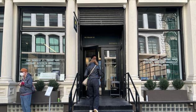 Ausstellung zeigt Epstein-Dokumente in 3.437 Büchern