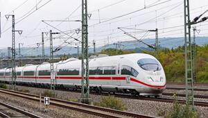 Weisser ICE der Deutschen Bahn fährt durch ländliche Gegend