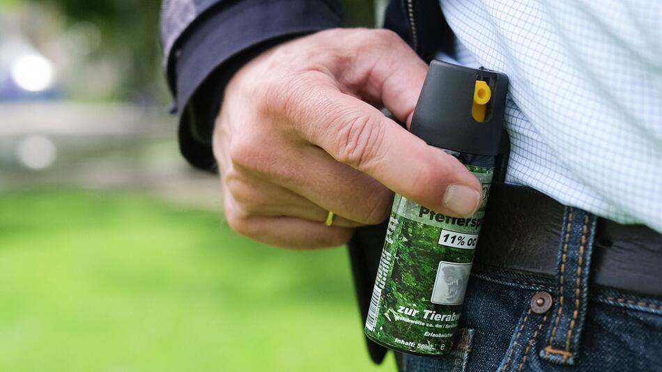 Ein Pfefferspray ist an einem Gürtel befestigt