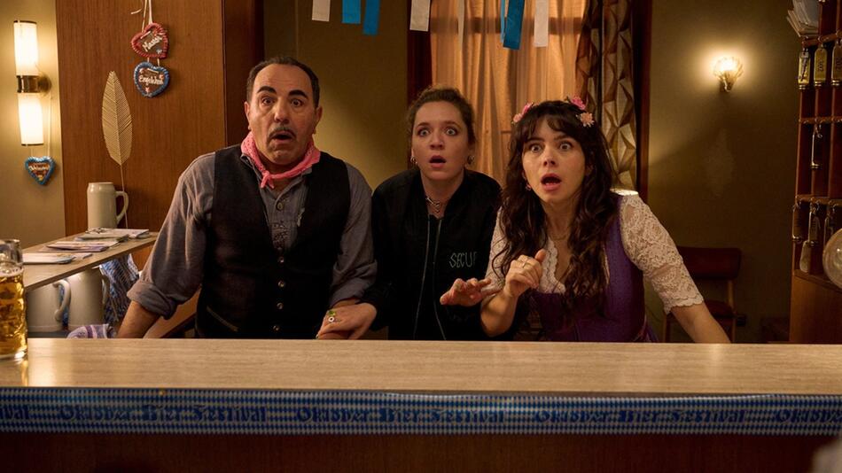 Charles (Adnan Maral, v. l.), Adriana (Stella Goritzki) und Millie (Tamara Romera Ginés) ...
