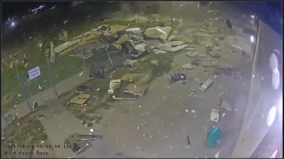 Sturm mit Orkanböen reisst Gefängnisdach in Nebraska weg