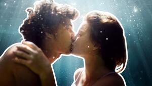 Verliebtes Paar unter Wasser