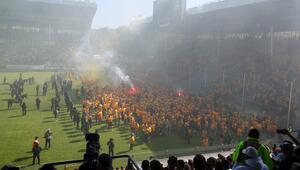 Platzsturm der Auswärtsfahrer: Dynamo Dresden feiert Aufstieg in Mannheim.