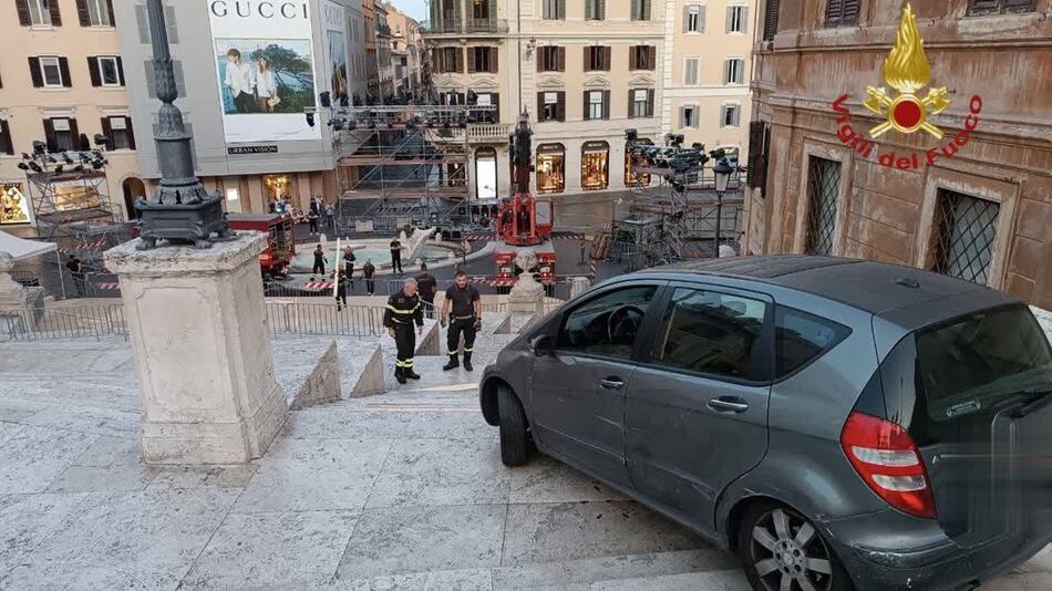80-Jähriger brettert mit Auto Spanische Treppe hinunter