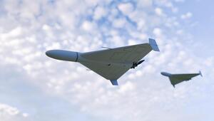 Zwei militärische Drohnen fliegen am Himmel mit vereinzelten Wolken