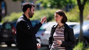 "Unter uns": Baris (l.) überrascht Larissa mit einem Zimmer in seiner WG.