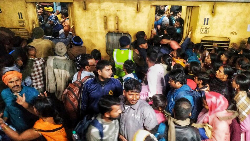 Gedränge auf Bahnhof in Neu Delhi