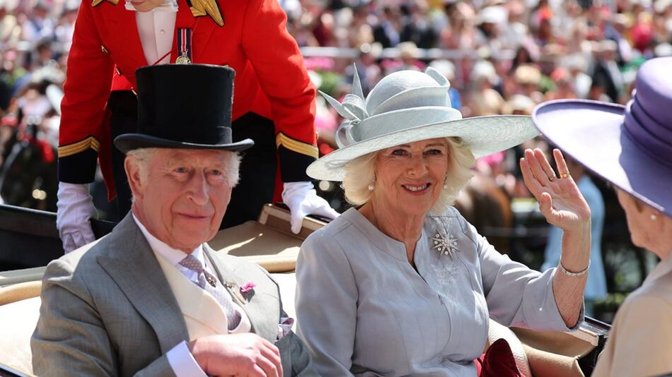 König Charles und Königin Camilla fuhren einmal mehr traditionsgemäss per Kutsche vor.