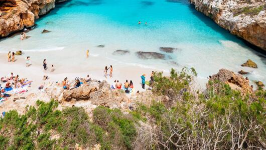 Eine Bucht mit vielen Touristen.