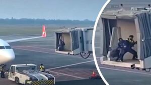 Flug verpasst: Passagier geht auf Fluggastbrücke auf Sicherheitsmann los