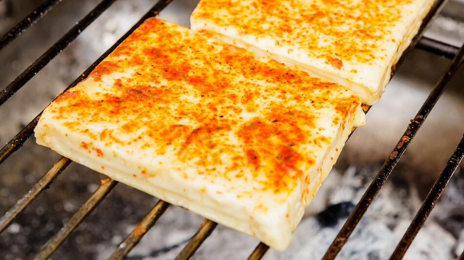 Grillkäse liegt auf einem Grill