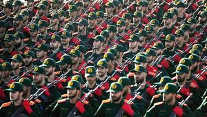 Kadetten der iranischen Revolutionsgarden marschieren während einer jährlichen Militärparade