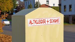 Altkleidercontainer voll