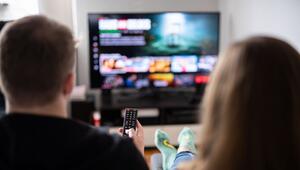 Ein Paar sitzt vor dem Fernseher,