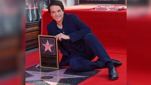 Ralph Macchio posiert mit seinem neu enthüllten Stern auf dem Hollywood Walk of Fame.