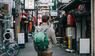 Mann mit Rucksack in Osaka, Japan