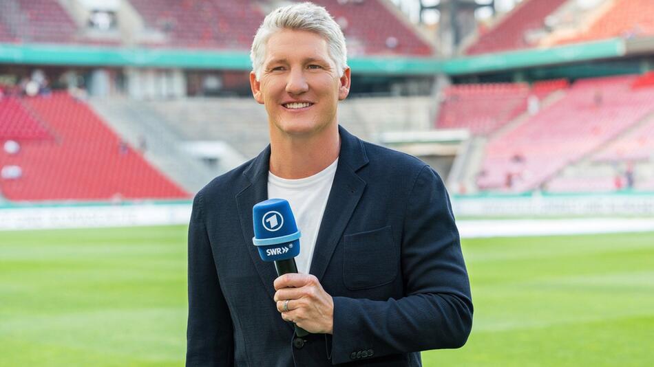 Bastian Schweinsteiger berichtet im Rahmen der Fussball-EM in Deutschland live aus den Stadien.