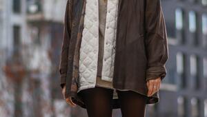 Eine Frau im Zwiebellook