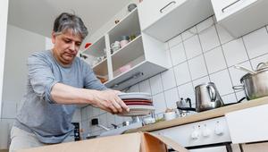 Ein Mann packt Umzugskartons