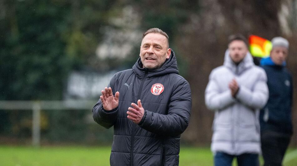 Weltmeister Hässler trainiert den FC Spandau 06 in Berlin