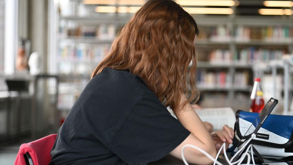 Studenten lernen in der Bibliothek