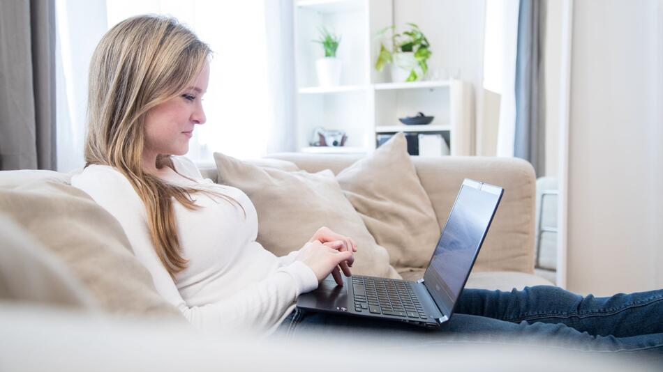 Frau sitzt vor einem Laptop