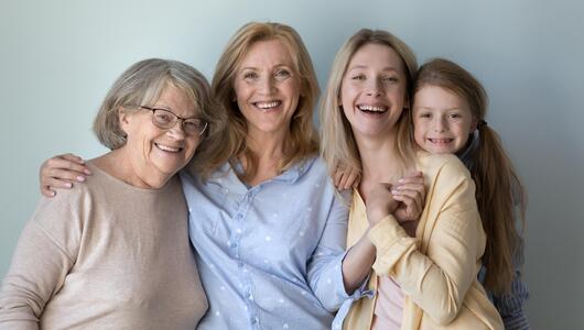 Uroma, Oma, Mutter und Tochter; vier Generationen