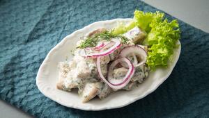 Heringsalat mit Zwiebeln und Sahnesosse