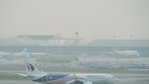 Ein Flugzeug der Malaysia Airlines rollt im Smog aufs Rollfeld