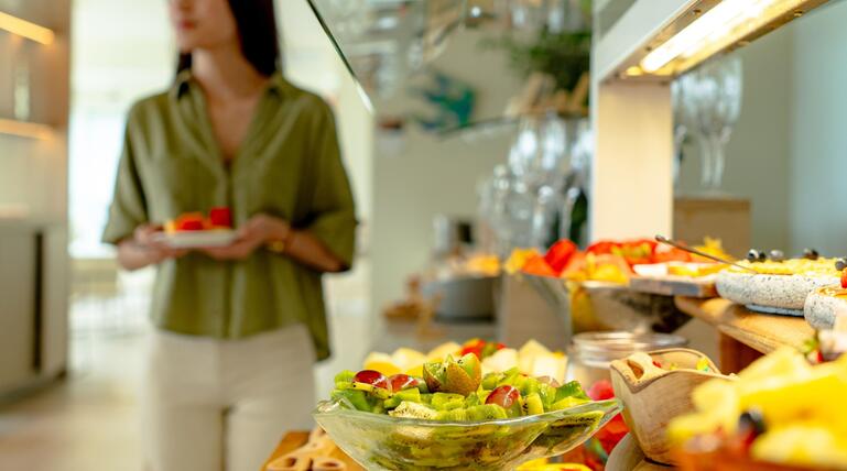 Person an einem Hotelbuffet