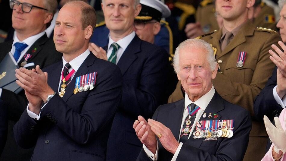 König Charles III. mit seinem ältesten Sohn, Prinz William.