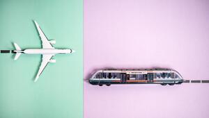 Ein Modellflugzeug und ein Modellzug auf farbigen Hintergrund