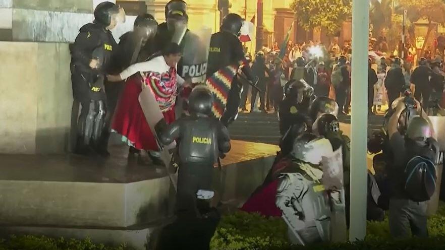 Zusammenstösse von Polizei und Demonstranten in Lima