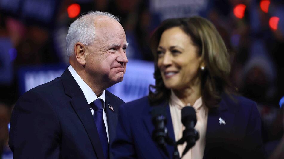 Er mag zwar hinter Kamala Harris stehen, befindet sich derzeit aber im Fokus: Tim Walz, der ...