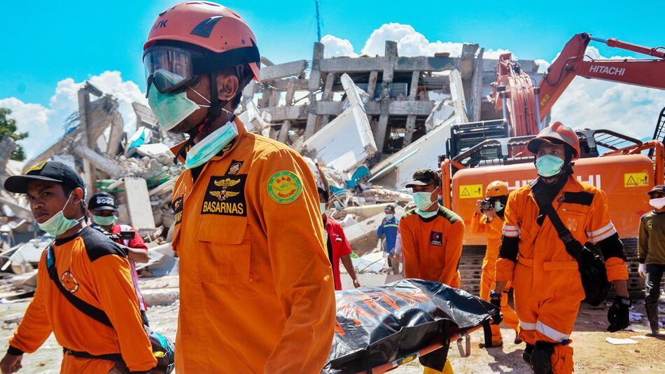 Nach dem Erdbeben und Tsunami in Indonesien