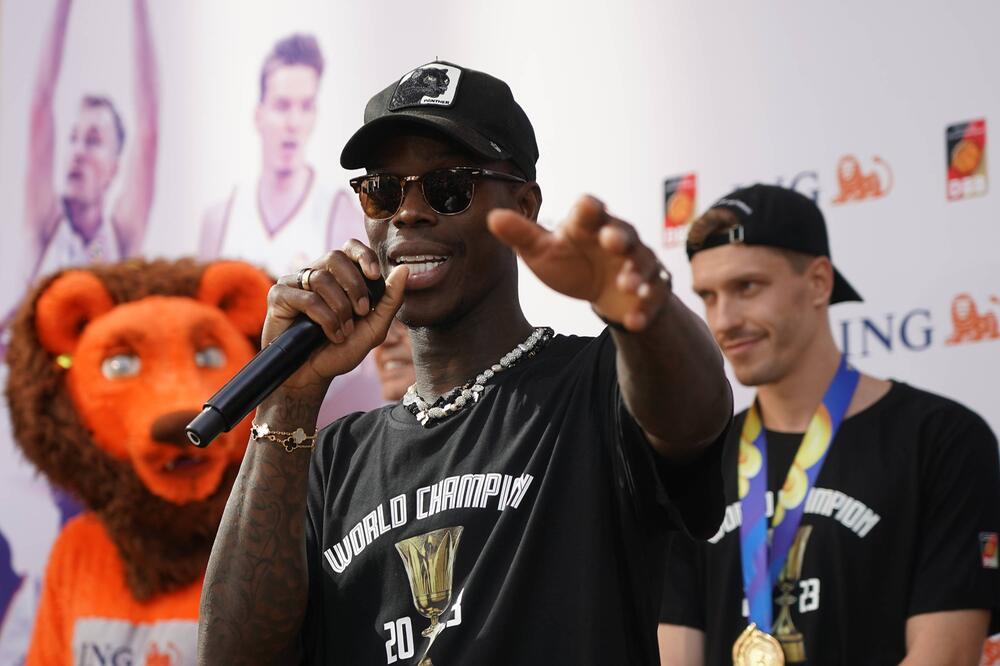 Dennis Schröder spricht zu den deutschen Fans in Frankfurt am Main