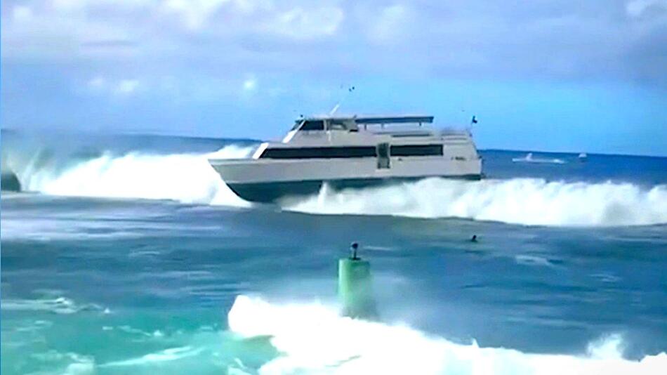 Spielball der Riesenwellen: Touristenboot läuft vor Hawaii auf Grund