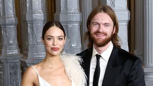 Haben sich im letzten Jahr verlobt: Claudia Sulewski und Finneas O'Connell.