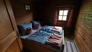 Ein Bett in einem Schlafzimmer einer Berghütte
