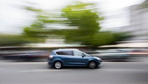 Auto fährt innerorts über eine Strasse