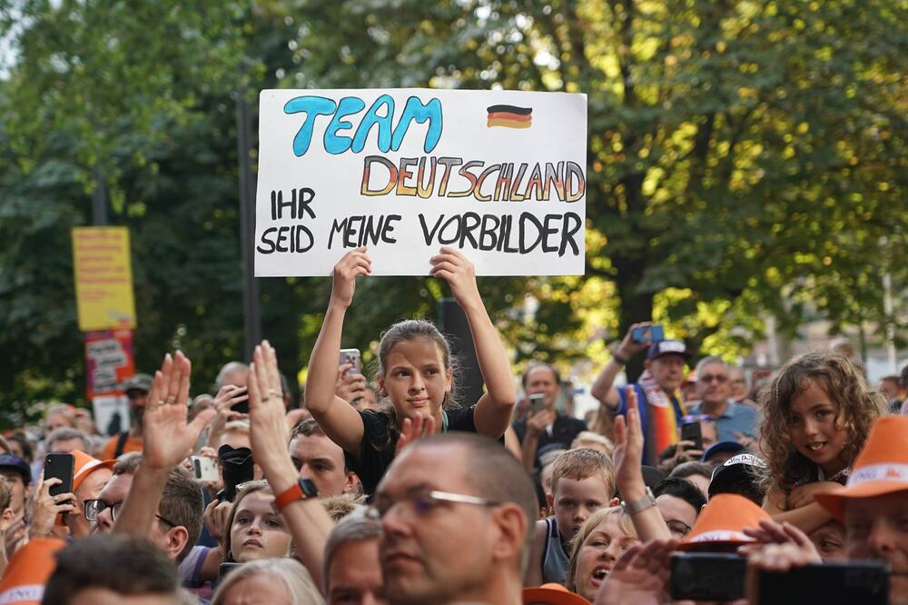 Basketball-Fans feiern in Frankfurt am Main den Überraschungs-Weltmeister