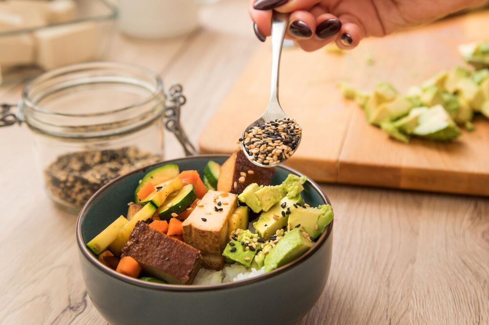Eine Schüssel mit Gemüse und Tofu