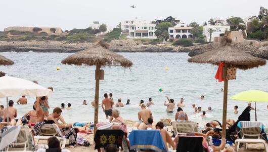 Sicherheitsdrohne am Strand von Mallorca