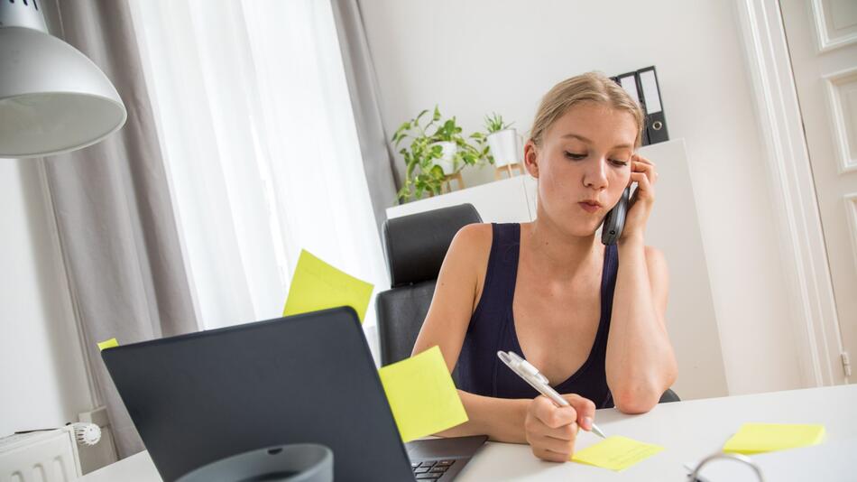 Eine Frau telefoniert im Büro