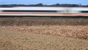ICE auf Bahnstrecke Augsburg-Ulm