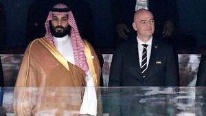 Mohammed bin Salman (l) und Gianni Infantino