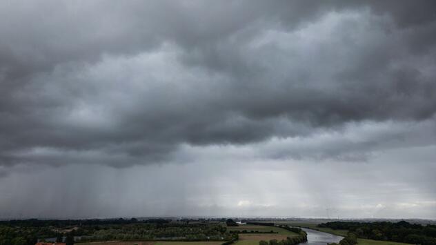 Dunkle Wolken über der Weser