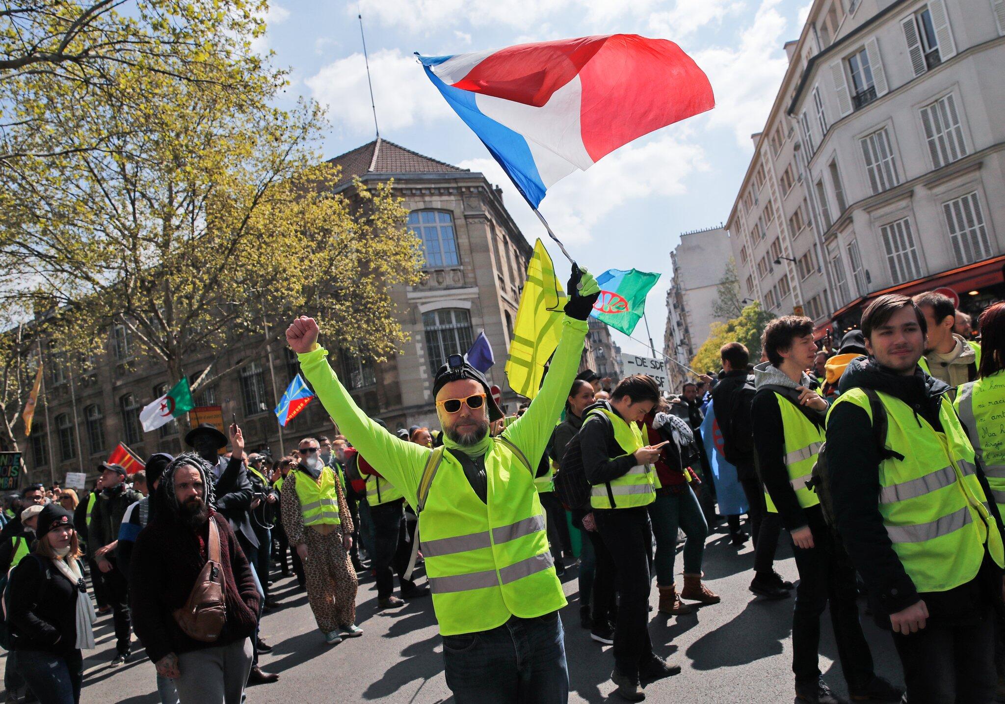 Желтое движение. Движение жёлтых жилетов во Франции. Митинги желтых жилетов во Франции. Жёлтые жилеты во Франции. Желтые жилеты Париж.