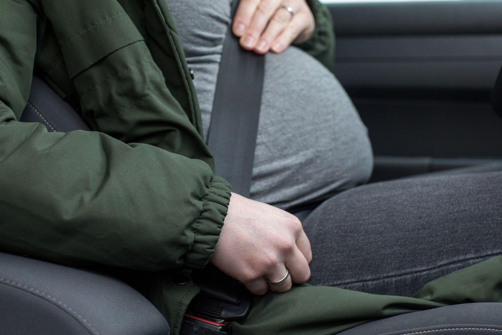 Schwangerschaft Sicherheits gurt Auto schwangere Frau werdende