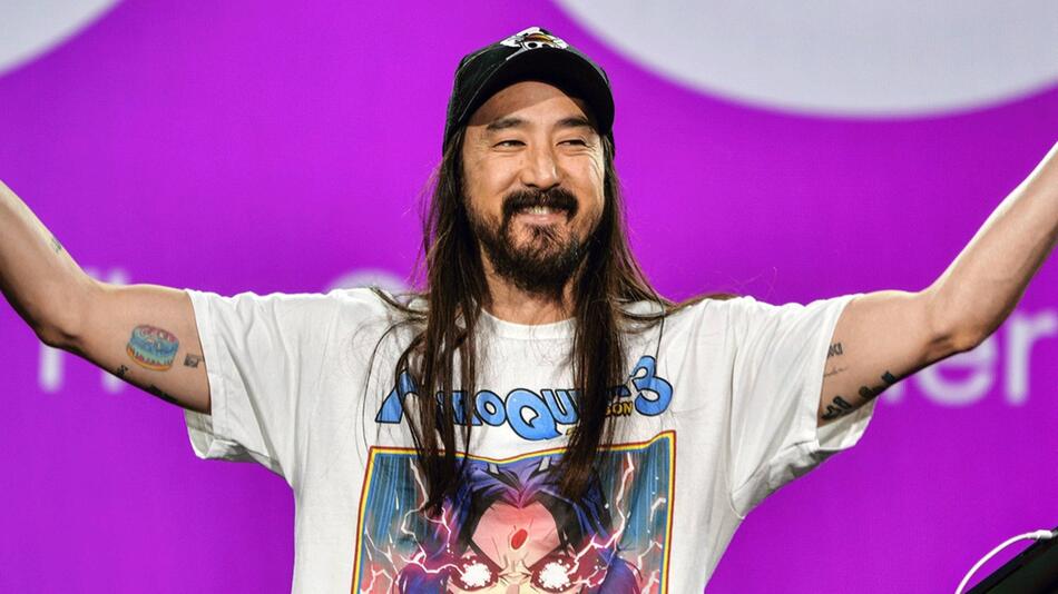 Electro-House-DJ Steve Aoki ist dafür bekannt, Torten ins Publikum zu werfen. Nun bekam er ...